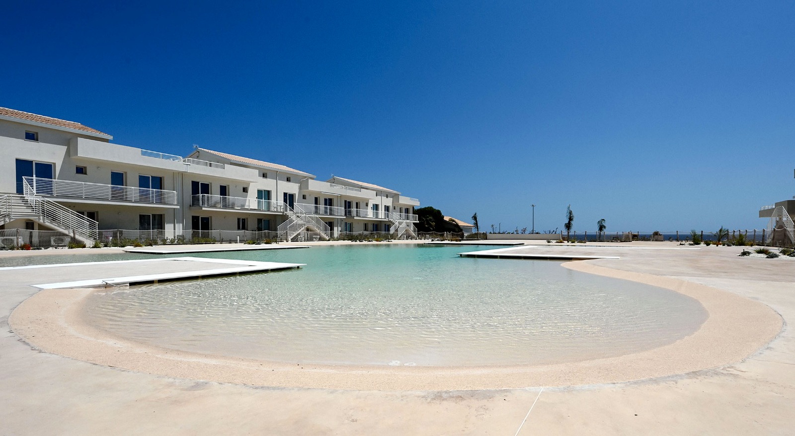 Esterno con piscina